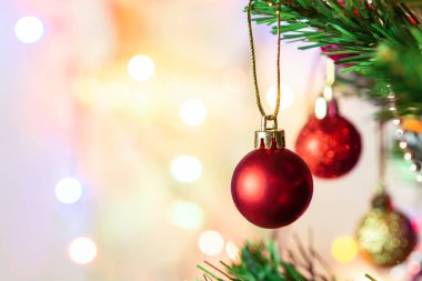 Noel süsü. Çam dallarına kırmızı toplar asmak Noel 'de