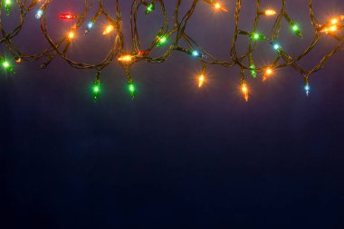 Mavi arkaplanda fotokopi makinesiyle Noel ışıkları