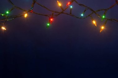 Mavi arkaplanda fotokopi makinesiyle Noel ışıkları
