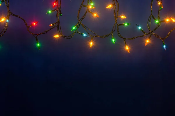 Vánoční světla na modrém pozadí s kopií spac — Stock fotografie