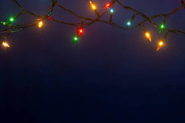 Luces de Navidad sobre fondo azul con spac copia — Foto de Stock