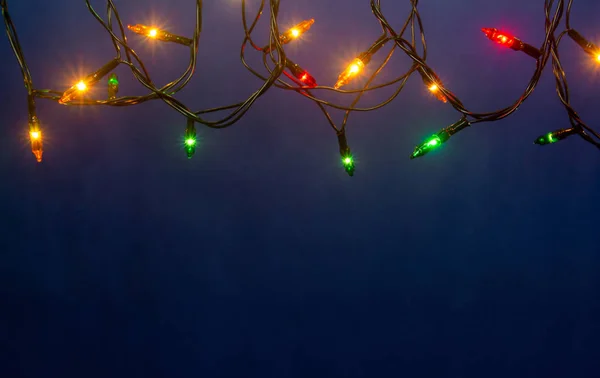 Luces de Navidad sobre fondo azul con spac copia — Foto de Stock