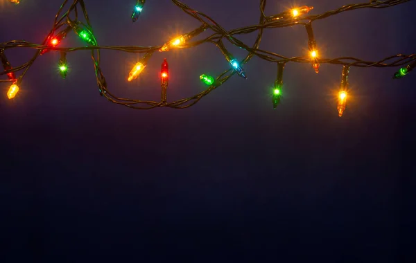 Luces de Navidad sobre fondo azul con spac copia — Foto de Stock