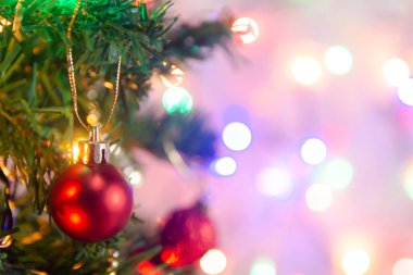 Noel süsü. Çam dallarına kırmızı toplar asmak Noel 'de