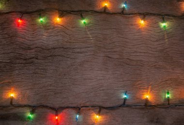 Tahta arka planda Noel ışıkları. Mutlu Noeller.