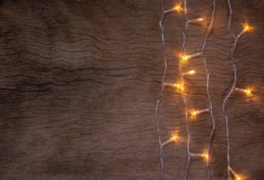 Tahta arka planda Noel ışıkları. Mutlu Noeller.