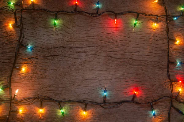 Luzes de Natal no fundo da prancha de madeira. Feliz Natal e — Fotografia de Stock