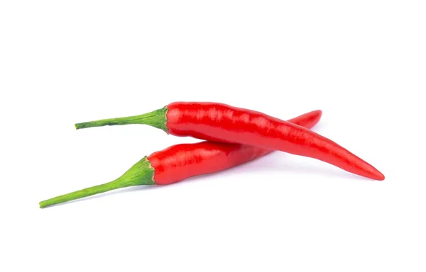 Červené chilli nebo chilli papričky izolované na bílém pozadí. s — Stock fotografie