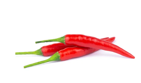 Červené chilli nebo chilli papričky izolované na bílém pozadí. s — Stock fotografie