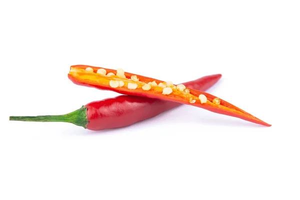 Pimenta vermelha fatiada ou pimenta malagueta isolada sobre um fundo branco — Fotografia de Stock