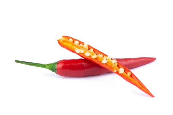 Chili rojo en rodajas o chile aislado sobre un fondo blanco — Foto de Stock