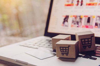 İnternetten alışveriş - karton kutular ya da alışveriş arabalı paket