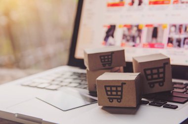 İnternetten alışveriş - karton kutular ya da alışveriş arabalı paket
