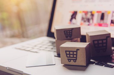 İnternetten alışveriş - karton kutular ya da alışveriş arabalı paket