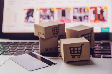 İnternetten alışveriş - karton kutular ya da alışveriş arabalı paket