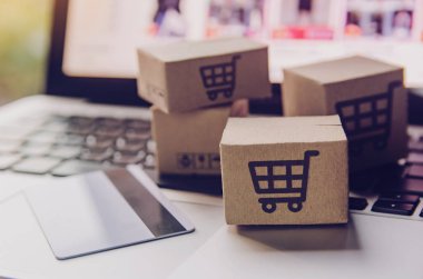 İnternetten alışveriş - karton kutular ya da alışveriş arabalı paket