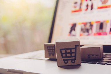 İnternetten alışveriş - karton kutular ya da alışveriş arabalı paket