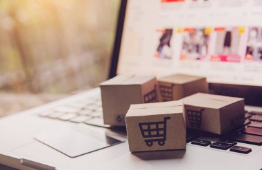 İnternetten alışveriş - karton kutular ya da alışveriş arabalı paket
