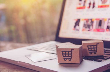 İnternetten alışveriş - karton kutular ya da alışveriş arabalı paket