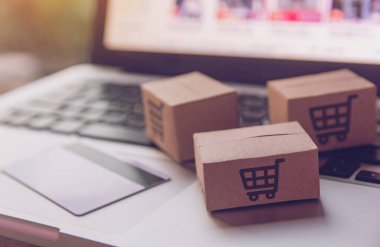 İnternetten alışveriş - karton kutular ya da alışveriş arabalı paket