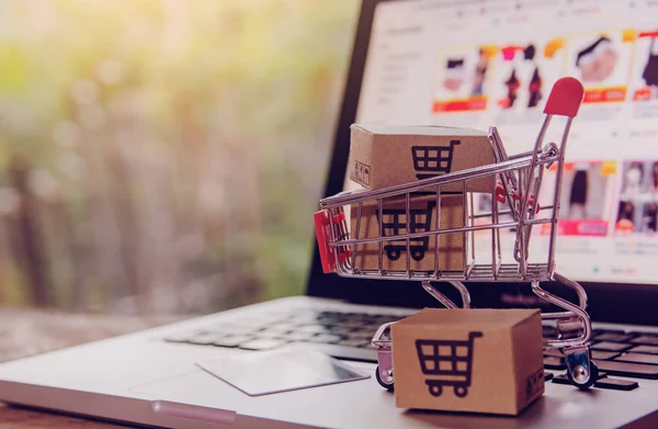 Shopping online koncept - Paket eller papperskartonger med en butik — Stockfoto