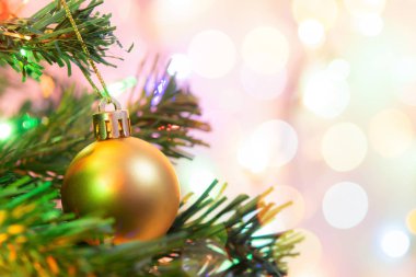 Noel süsü. Çam dallarına altın toplar asan İsa