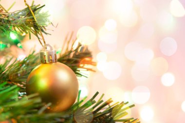 Noel süsü. Çam dallarına altın toplar asan İsa