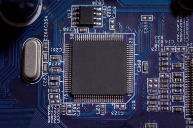 Elektronik devre kartındaki boş mikroçipi kapat