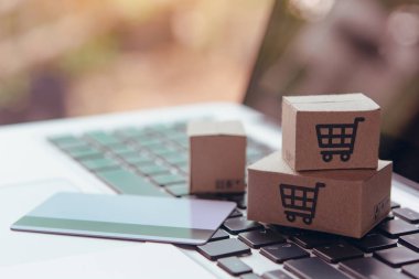 İnternetten alışveriş - karton kutular ya da alışveriş arabalı paket