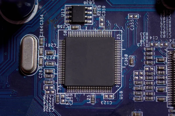 Закрыть холостой микрочип на электронной плате — стоковое фото