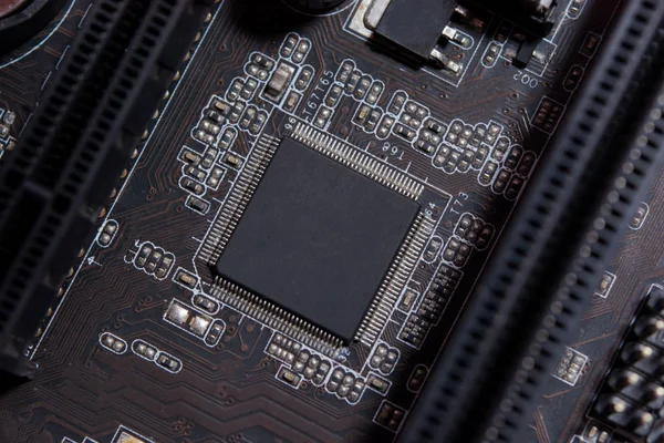 Cerrar microchip en blanco en la placa de circuito electrónico —  Fotos de Stock