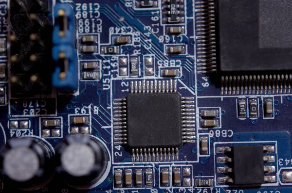 전자 회로 기판에 빈 마이크로 칩을 닫는다 — 스톡 사진