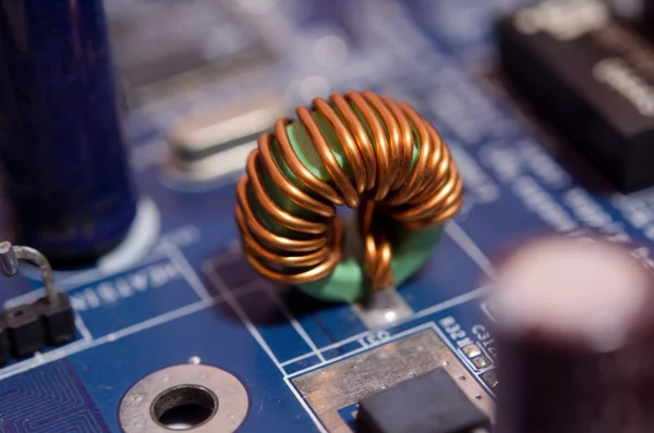 Закрыть Inductor Electronic Hardware Technology Motherboard Digital Chi — стоковое фото