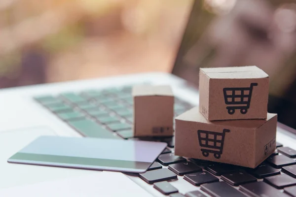 İnternetten alışveriş - karton kutular ya da alışveriş arabalı paket