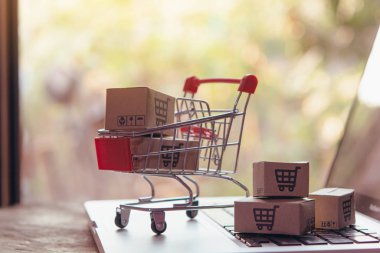 Çevrimiçi alışveriş kavramı - Paket veya karton kutu ve alışveriş
