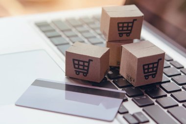 İnternetten alışveriş - karton kutular ya da alışveriş arabalı paket