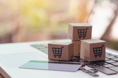 İnternetten alışveriş - karton kutular ya da alışveriş arabalı paket