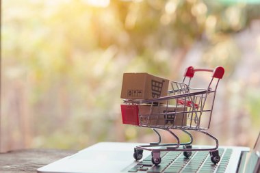 Çevrimiçi alışveriş kavramı - Paket veya karton kutu ve alışveriş