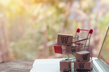 Çevrimiçi alışveriş kavramı - Paket veya karton kutu ve alışveriş