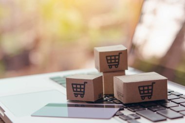İnternetten alışveriş - karton kutular ya da alışveriş arabalı paket