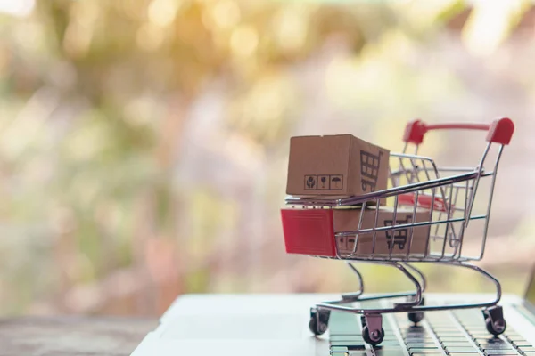 Concepto de compras en línea - Envases o cajas de papel con un shoppin — Foto de Stock