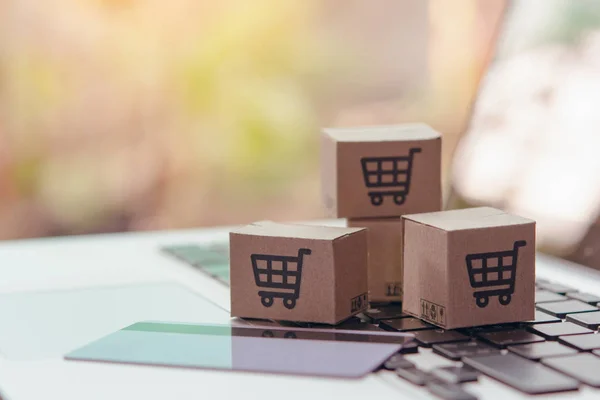 Online shopping - Paper cartons or parcel with a shopping cart l — Stock Photo, Image