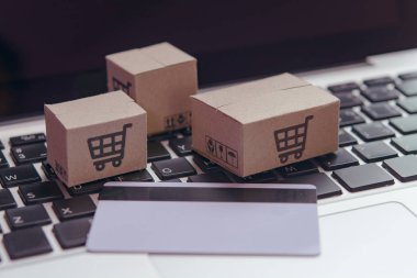 İnternetten alışveriş - karton kutular ya da alışveriş arabalı paket