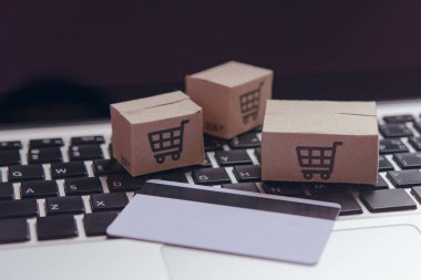 İnternetten alışveriş - karton kutular ya da alışveriş arabalı paket
