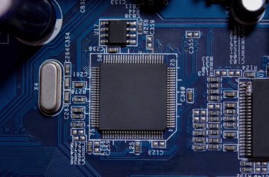 Elektronik devre kartındaki boş mikroçipi kapat
