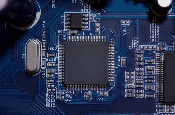 전자 회로 기판에 빈 마이크로 칩을 닫는다 — 스톡 사진