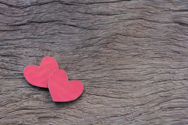 バレンタインデーの背景と赤いハートの形をしたダークウッドのバー — ストック写真