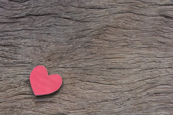 Sevgililer Günü arkaplanı koyu ahşap bada kırmızı kalp şeklinde. — Stok fotoğraf