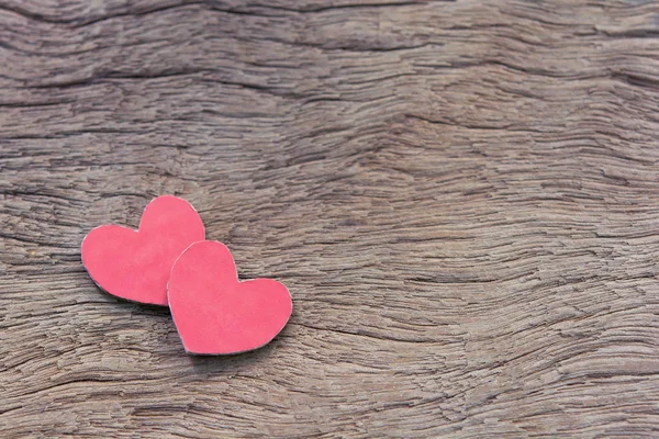 バレンタインデーの背景と赤いハートの形をしたダークウッドのバー — ストック写真