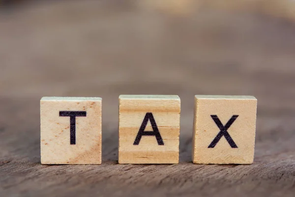 Steuer mit hölzernen Buchstabenblöcken, auf Holzplanken mit — Stockfoto
